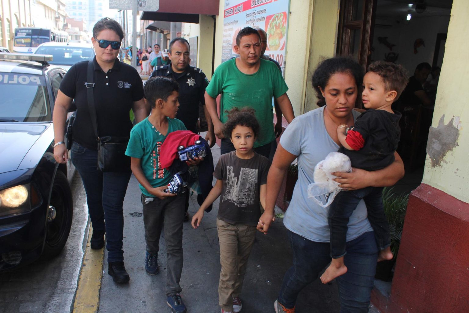 Imagen de archivo de una familia de migrantes que fue rescatada. EFE/Víctor Yañez