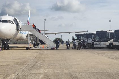 Fotografía de archivo del 19 de julio de 2024 de indocumentados colombianos subiendo a un avión para ser deportados a su país desde el aeropuerto de Harlingen, Texas (Estados Unidos). EFE/Laura Becquer