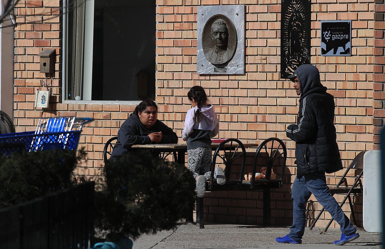 Migrantes permanecen en el albergue 'Casa del migrante' en Ciudad Juárez (México). Fotografía de archivo. EFE/ Luis Torres