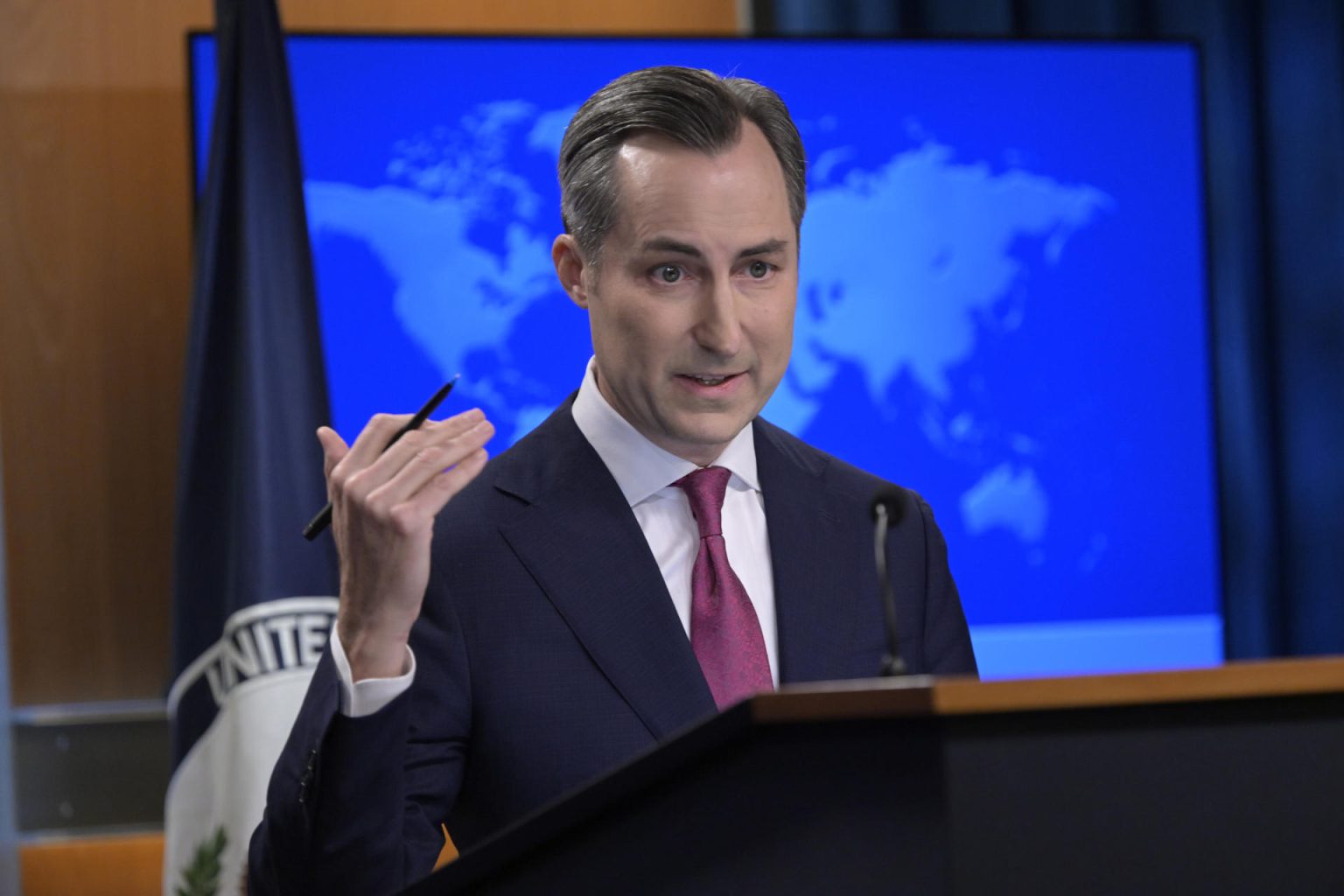 El portavoz del Departamento de Estado, Matthew Miller, habla durante una rueda de prensa en la sede del Departamento de Estado en Washington (Estados Unidos). EFE/ Lenin Nollly