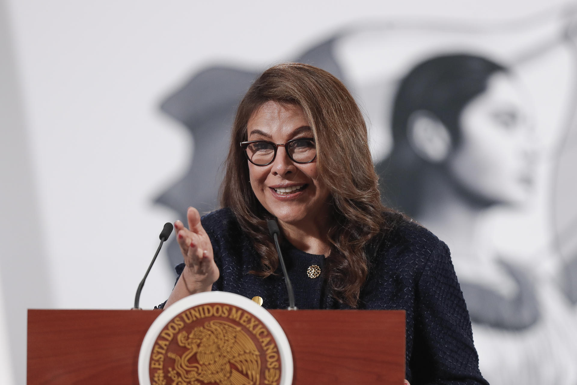 La directora general de Latino Donor Collaborative Think Tank (LDC), Ana Teresa Ramírez, habla en la rueda de prensa de la presidenta de México, Claudia Sheinbaum, este jueves, en el Palacio Nacional en Ciudad de México (México). EFE/ Isaac Esquivel
