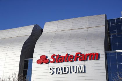 Fotografía de archivo de un sector del frontispicio del estadio State Farm, que sería la sede alternativa del partido Rams-Vikings de la NFL en caso de que los incendios forestales impidan la realización del encuentro en Los Ángeles, en Glendale (Arizona, EE.UU.). EFE/Caroline Brehman