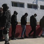 Migrantes deportados cruzan por el puente Internacional Paso del Norte este jueves, en Ciudad Juárez en Chihuahua (México). EFE/ Luis Torres