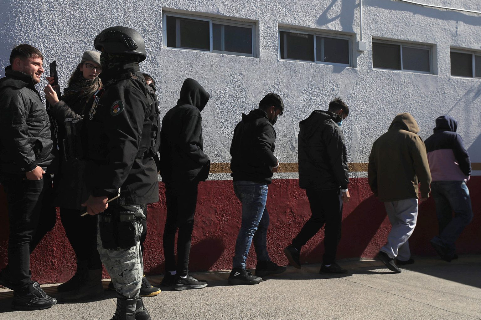 Migrantes deportados cruzan por el puente Internacional Paso del Norte este jueves, en Ciudad Juárez en Chihuahua (México). EFE/ Luis Torres