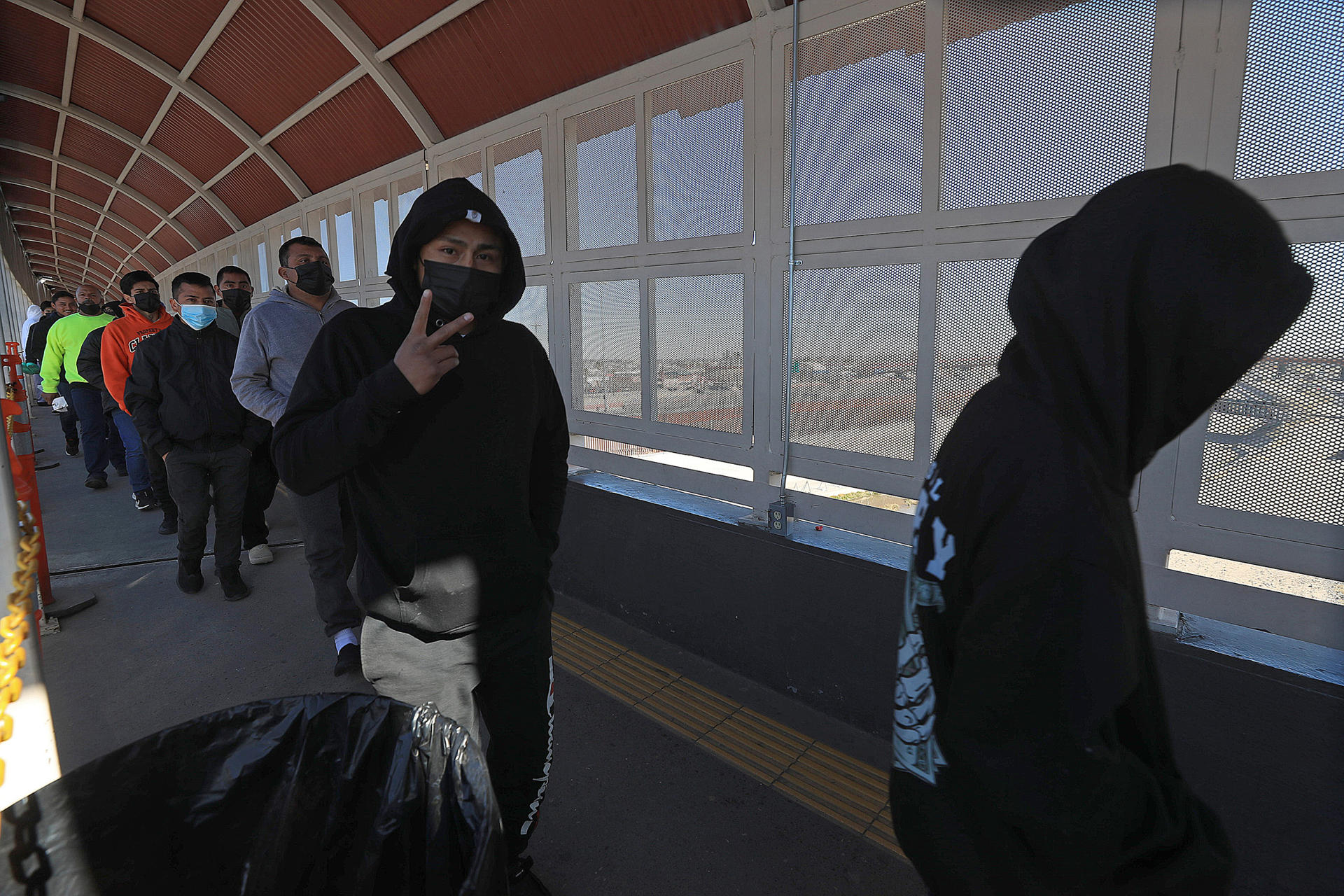 Migrantes deportados cruzan por el puente Internacional Paso del Norte este jueves, en Ciudad Juárez en Chihuahua (México). EFE/ Luis Torres
