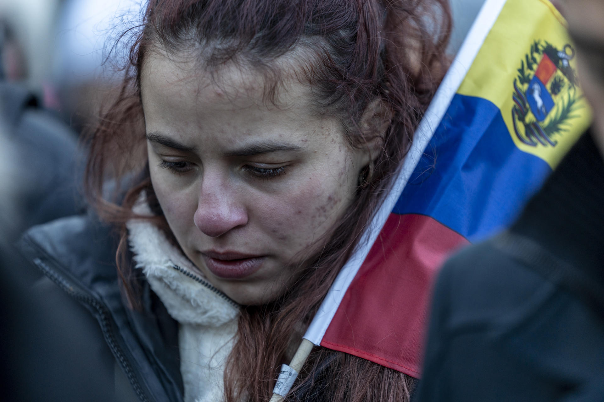 Una mujer venezolana participan de una manifestación en apoyo a la líder antichavista María Corina Machado y al líder opositor Edmundo González este jueves, frente a la estatua del libertador Simón Bolívar en el Central Park, en Nueva York (EE.UU.). EFE/ Ángel Colmenares
