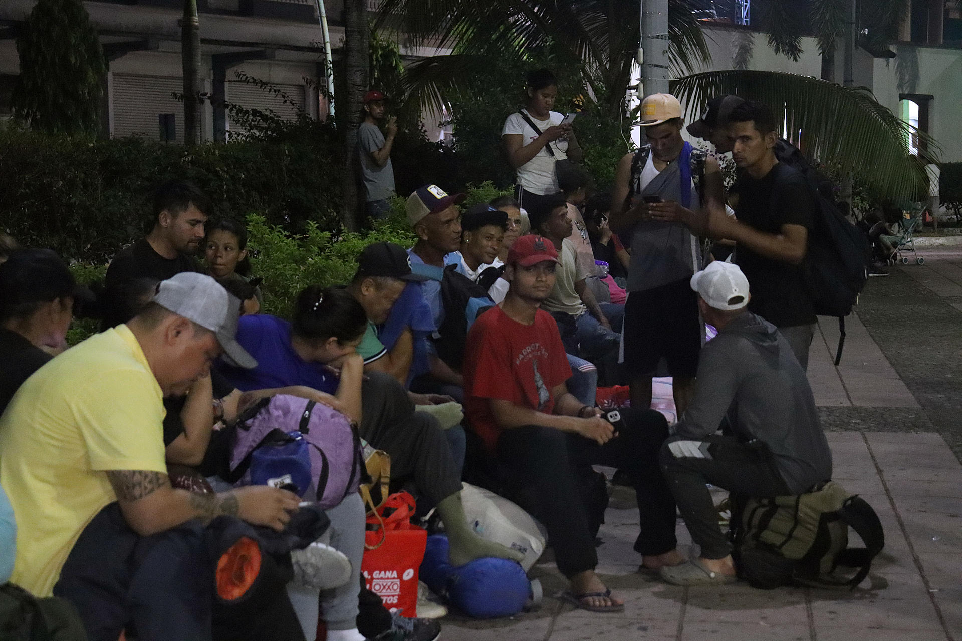 Migrantes se reúnen antes del inicio de una caravana que se dirige a la frontera norte de México este jueves, en el municipio de Tapachula en Chiapas (México). EFE/ Juan Manuel Blanco
