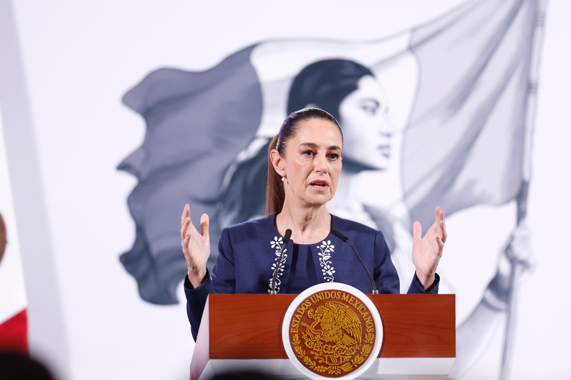 La presidenta de México, Claudia Sheinbaum, participa este viernes durante una rueda de prensa matutina en Palacio Nacional en la Ciudad de México (México). EFE/ Sáshenka Gutiérrez
