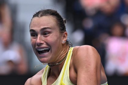 La número uno del mundo y actual campeona del Abierto de Australia, la bielorrusa Aryna Sabalenka, avanzó este miércoles a la tercera ronda del torneo que se juega en Melbourne al imponerse por 6-3 y 7-5 a la española Jessica Bouzas. EFE/EPA/JAMES ROSS