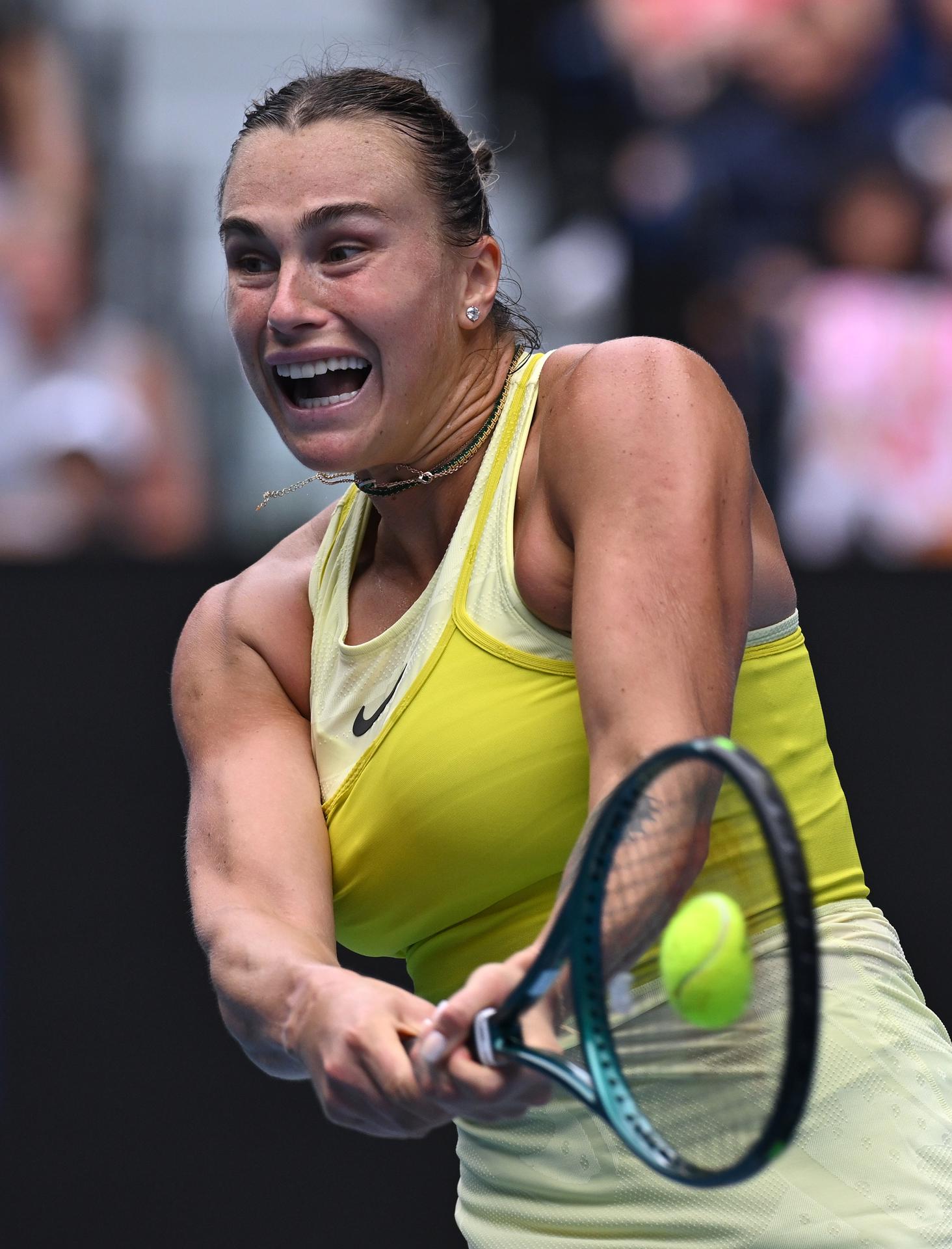 La número uno del mundo y actual campeona del Abierto de Australia, la bielorrusa Aryna Sabalenka, avanzó este miércoles a la tercera ronda del torneo que se juega en Melbourne al imponerse por 6-3 y 7-5 a la española Jessica Bouzas. EFE/EPA/JAMES ROSS