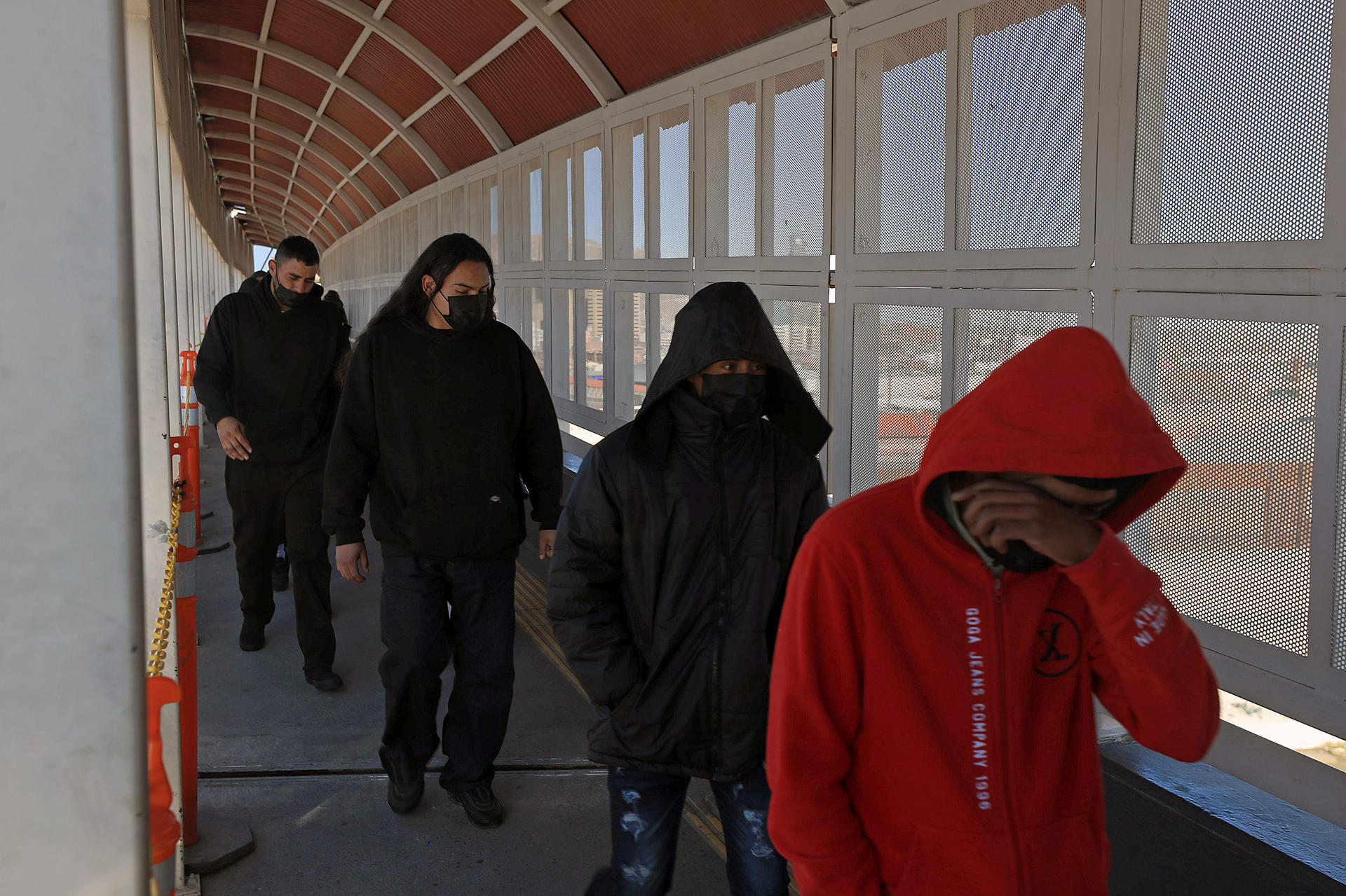 Migrantes deportados cruzan por el puente Internacional Paso del Norte este jueves, en Ciudad Juárez en Chihuahua (México). EFE/ Luis Torres
