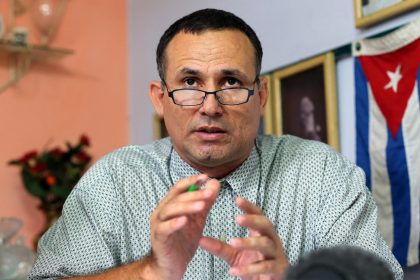 Fotografía de archivo del opositor cubano, líder de la Unión Patriótica de Cuba, y miembro de la Mesa de Unidad de Acción Democrática, José Daniel Ferrer, hablando en una rueda de prensa en La Habana (Cuba). EFE/ Alejandro Ernesto