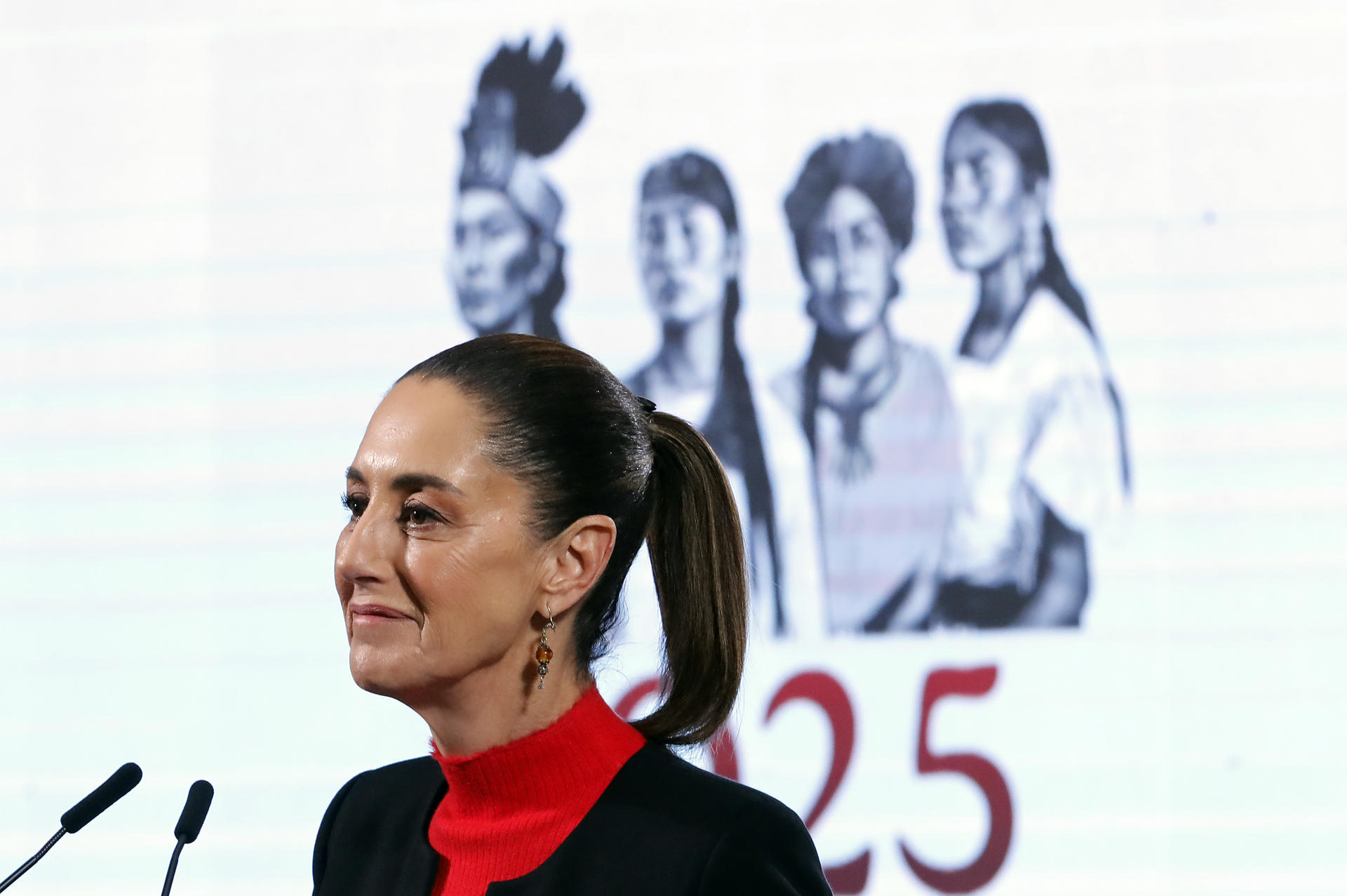 La presidenta de México, Claudia Sheinbaum, habla durante una rueda de prensa este jueves, en el Palacio Nacional de la Ciudad de México (México). EFE/ Mario Guzmán
