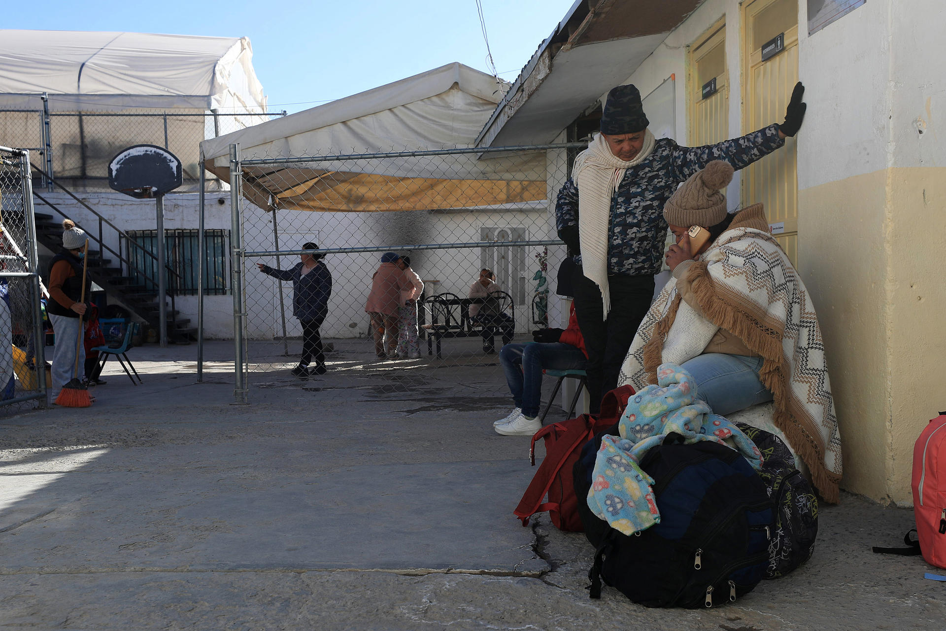 Migrantes permanecen en el albergue 'El buen samaritano' este martes, en Ciudad Juárez en Chihuahua (México). EFE/ Luis Torres
