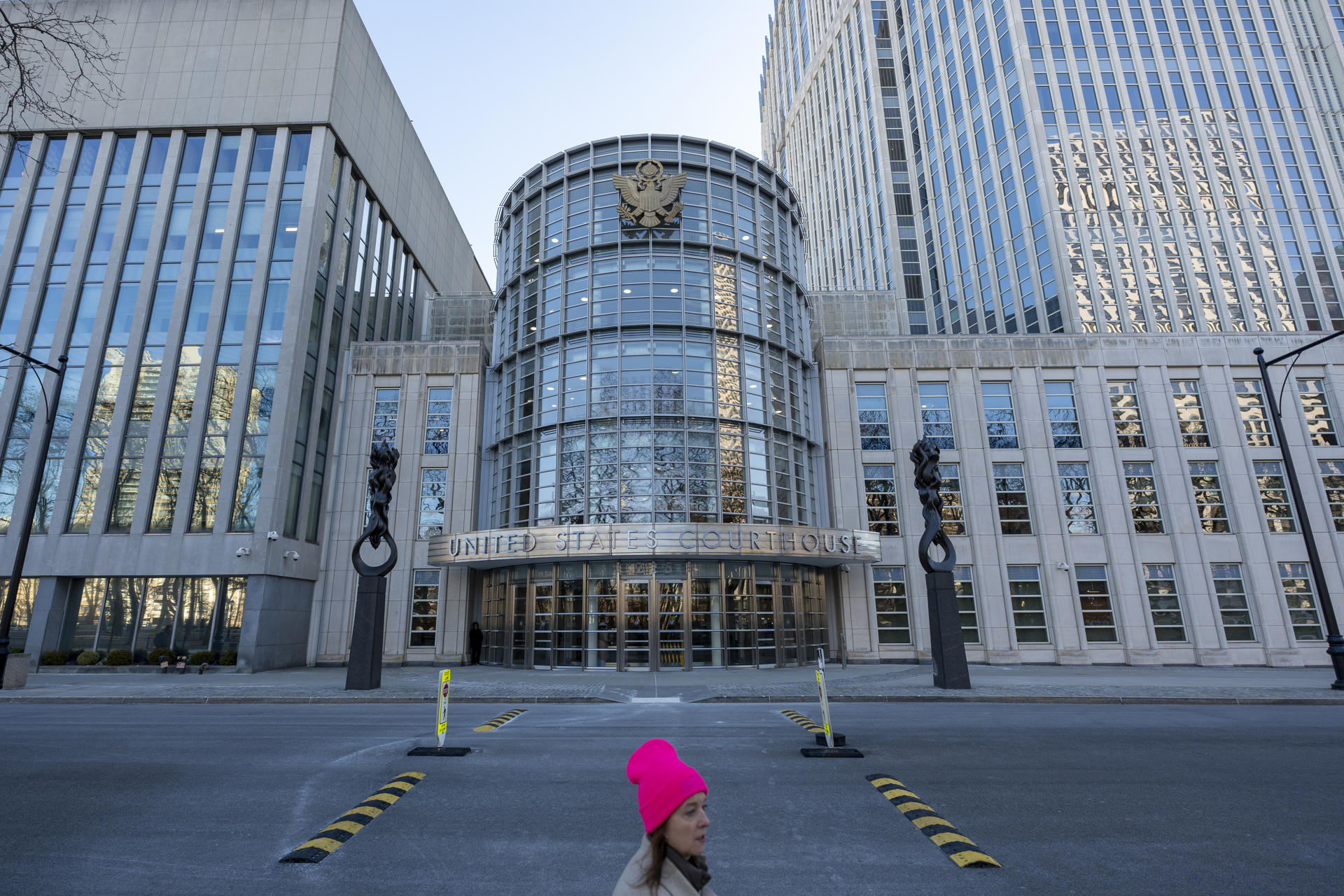 Una mujer camina frente al Tribunal Federal del Distrito Este, este miércoles en Nueva York (EE.UU.). EFE/ Ángel Colmenares
