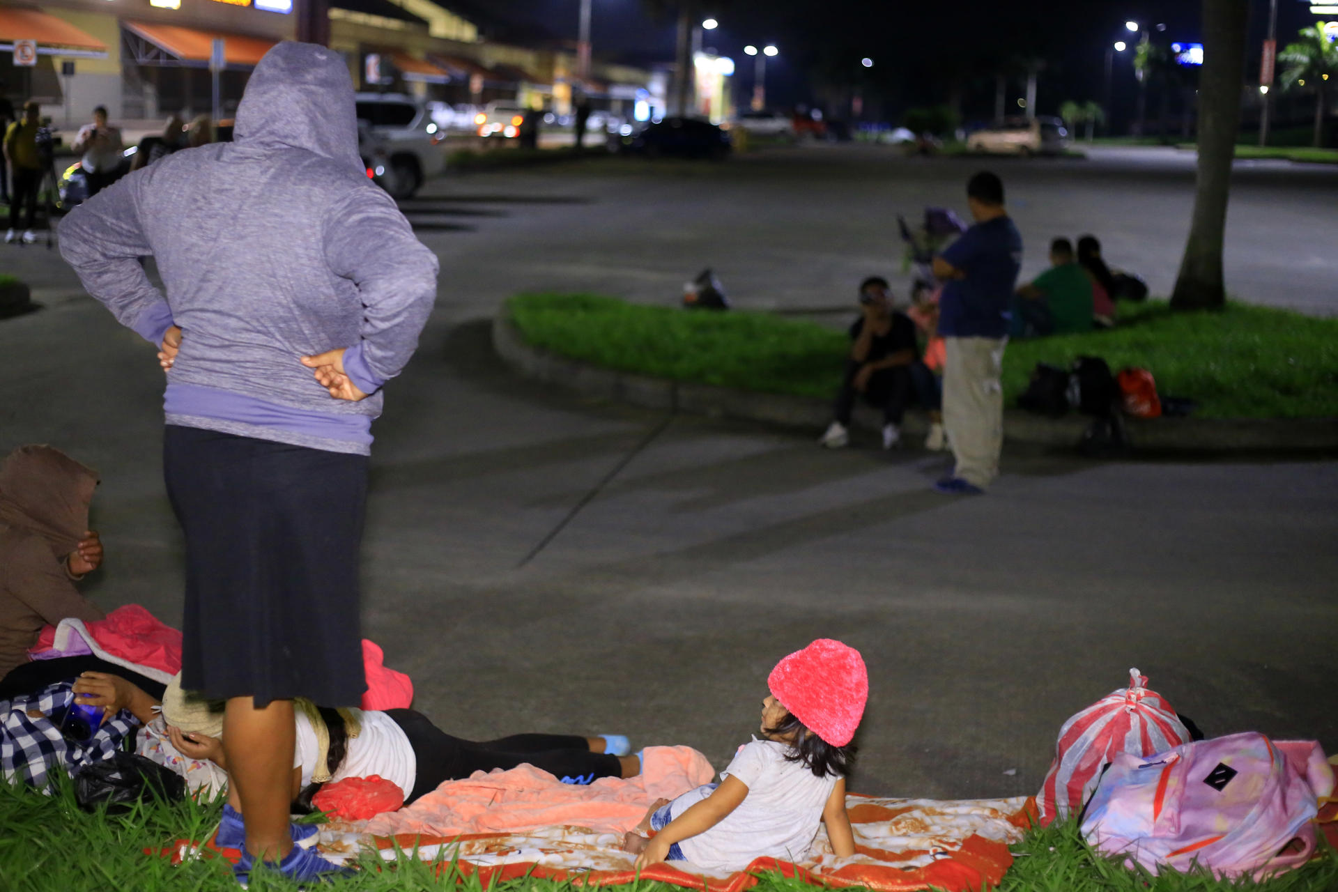 Un grupo de ciudadanos hondureños se prepara para salir en una caravana de migrantes con rumbo a la frontera de Guatemala este lunes, en San Pedro Sula (Honduras). EFE/ Jose Valle
