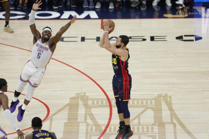 El base de los Golden State Warriors, Stephen Curry (D), lanza un tiro de tres puntos sobre el intento de tapón de Luguentz Dort (I), de Oklahoma City Thunder, durante la segunda mitad del partido de la NBA disputado en San Francisco. EFE/EPA/JOHN G. MABANGLO