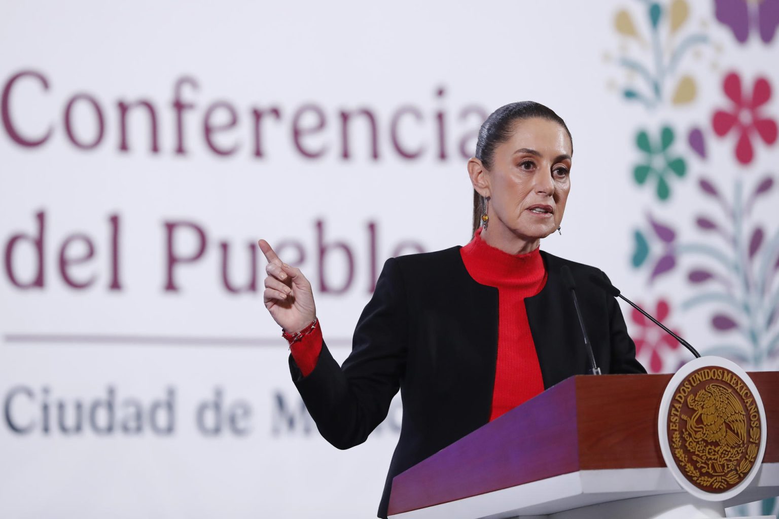 La presidenta de México, Claudia Sheinbaum, habla durante su rueda de prensa diaria este jueves, en el Palacio Nacional en la Ciudad de México (México). EFE/ Mario Guzmán