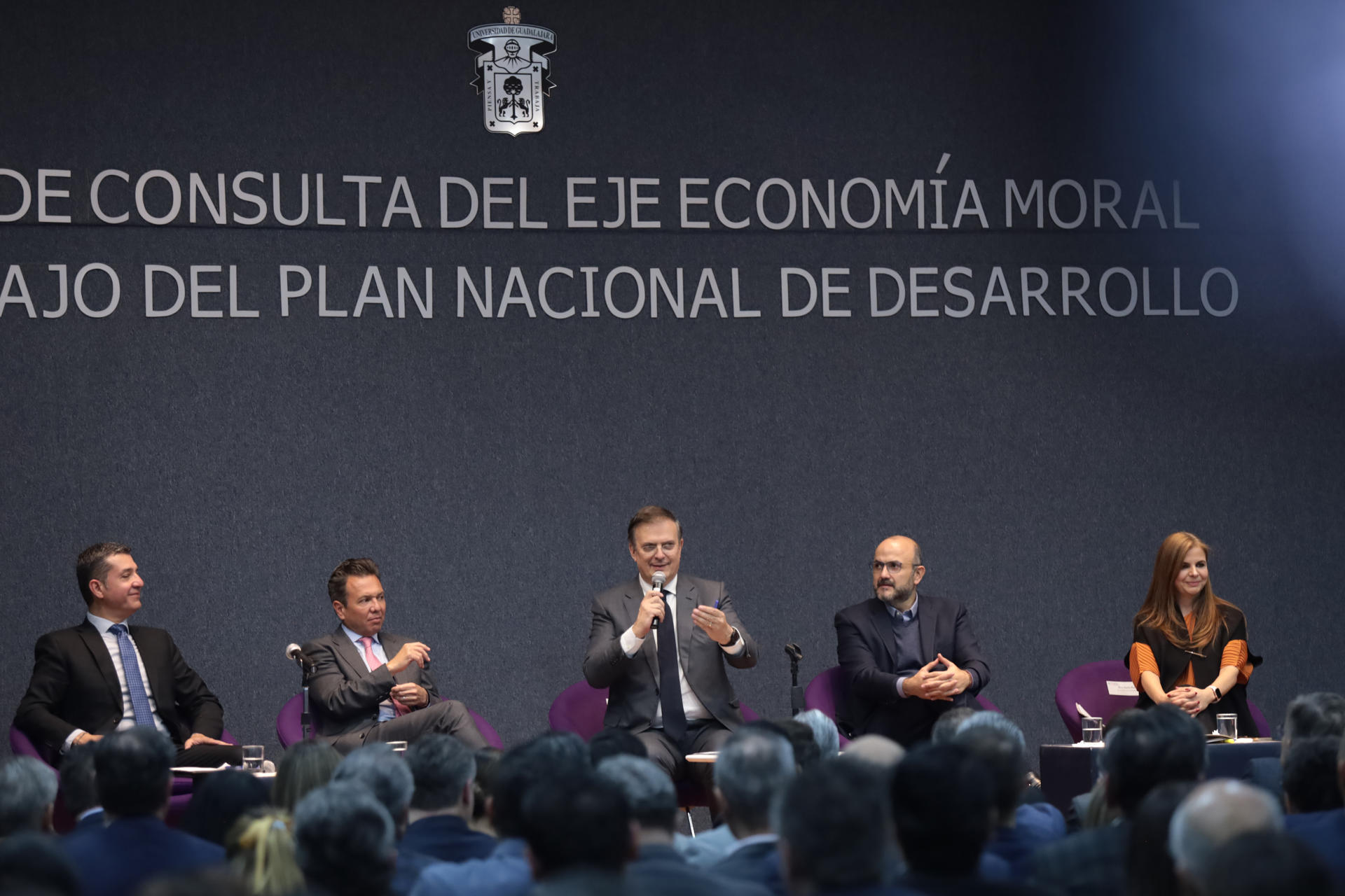 El Secretario de Economía de México, Marcelo Ebrard (c) participa en la inauguración del ‘Foro de Consulta del Eje: Economía Moral y Trabajo del Plan Nacional de Desarrollo’ celebrado este martes en Jalisco (México). EFE/Francisco Guasco
