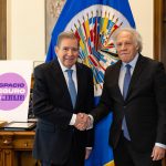 Fotografía tomada de una publicación en la cuenta oficial de la red social X del secretario general de la Organización de los Estados Americanos (OEA), Luis Almagro (d), donde aparece durante una reunión con el líder opositor venezolano Edmundo González Urrutia, en la sede del organismo en Washington (Estados Unidos). EFE/ Cuenta De X De Luis Almagro / SOLO USO EDITORIAL/ SOLO DISPONIBLE PARA ILUSTRAR LA NOTICIA QUE ACOMPAÑA (CRÉDITO OBLIGATORIO)