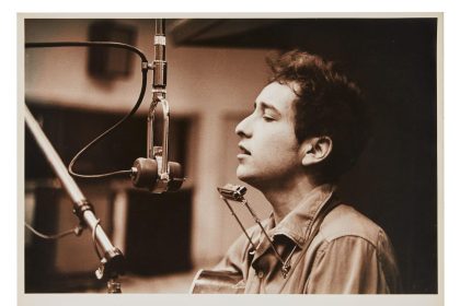 Fotografía cedida por Julien's Auction de una fotografía tomada en 1961 por el fotógrafo Don Hunstein al cantante Bob Dylan durante una sesión de grabación en el estudio de Columbia Records de Nueva York (EE.UU.). EFE/Don Hunstein/Julien's Auction /SOLO USO EDITORIAL /NO VENTAS /SOLO DISPONIBLE PARA ILUSTRAR LA NOTICIA QUE ACOMPAÑA /CRÉDITO OBLIGATORIO