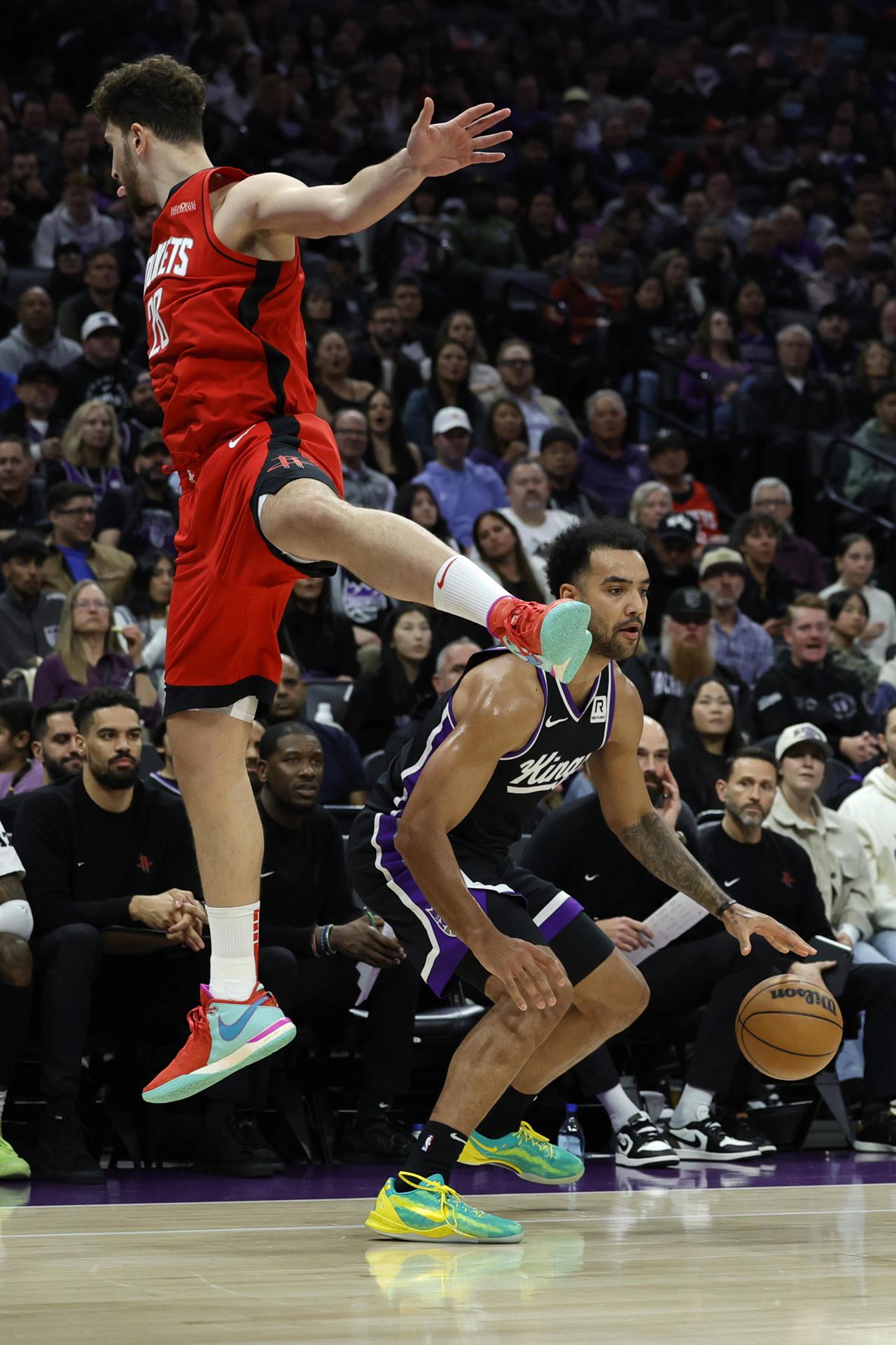 El ala-pívot de los Sacramento Kings, Trey Lyles (d), elude la marca del ala-pívot de los Houston Rockets, Alperen Sengun (i), durante el partido que los primeros ganaron este jueves por 132-127 en Sacramento (California) EFE/EPA/JOHN G. MABANGLO
