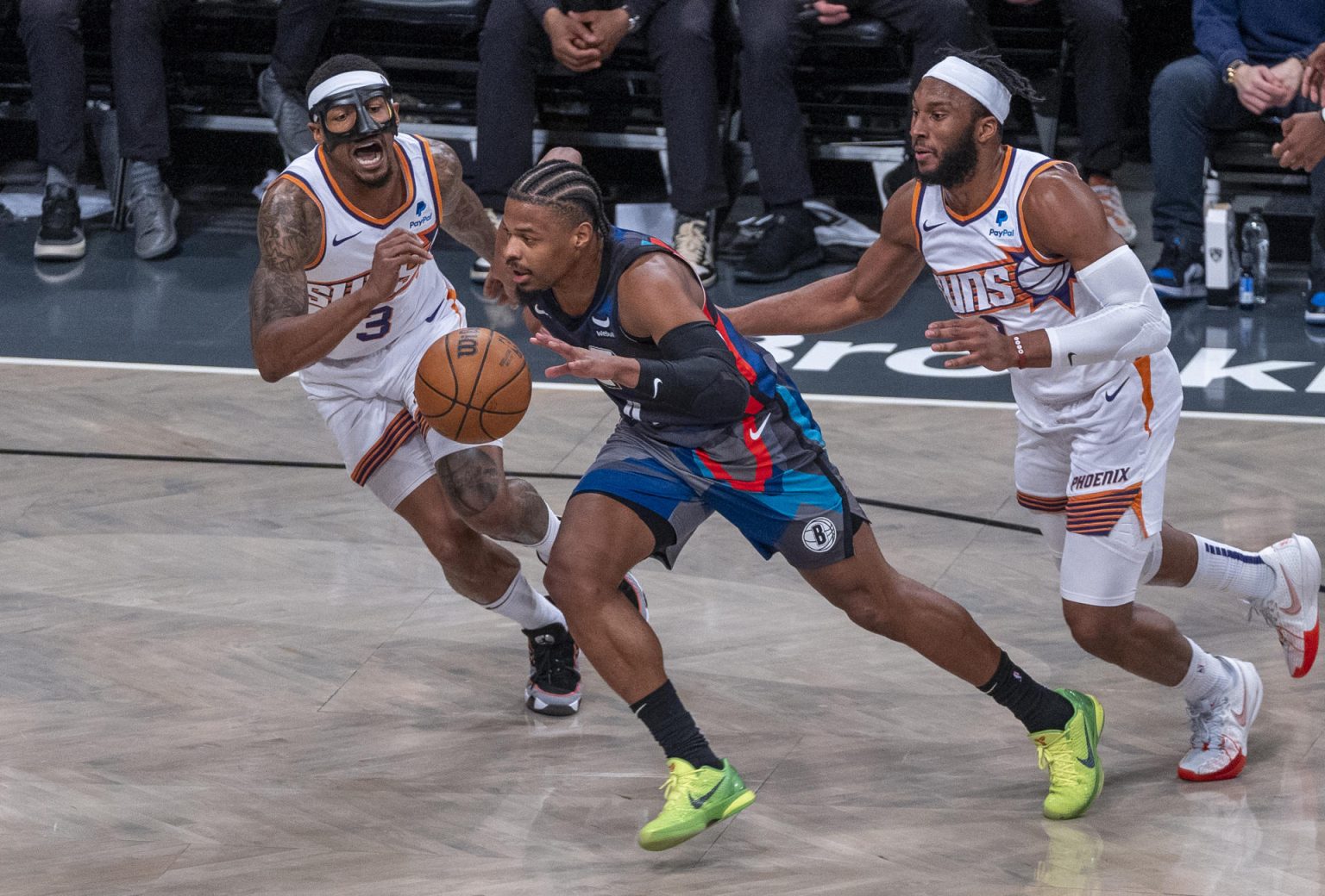 Fotografía de archivo, tomada el 31/01/2024, del base estadounidense Dennis Smith Jr. (c), nuevo fichaje del Real Madrid, durante un partido de la NBA entre Brooklyn Nets y Phoenix Suns. EFE/Archivo/Ángel Colmenares