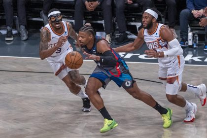 Fotografía de archivo, tomada el 31/01/2024, del base estadounidense Dennis Smith Jr. (c), nuevo fichaje del Real Madrid, durante un partido de la NBA entre Brooklyn Nets y Phoenix Suns. EFE/Archivo/Ángel Colmenares