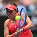 La séptima favorita del Abierto de Australia, la estadounidense Jessica Pegula, ganó este miércoles, por primera vez en su carrera, a la belga Elise Mertens (6-4 y 6-2) y se situó en la tercera ronda del Abierto de Australia. EFE/EPA/LUKAS COCH