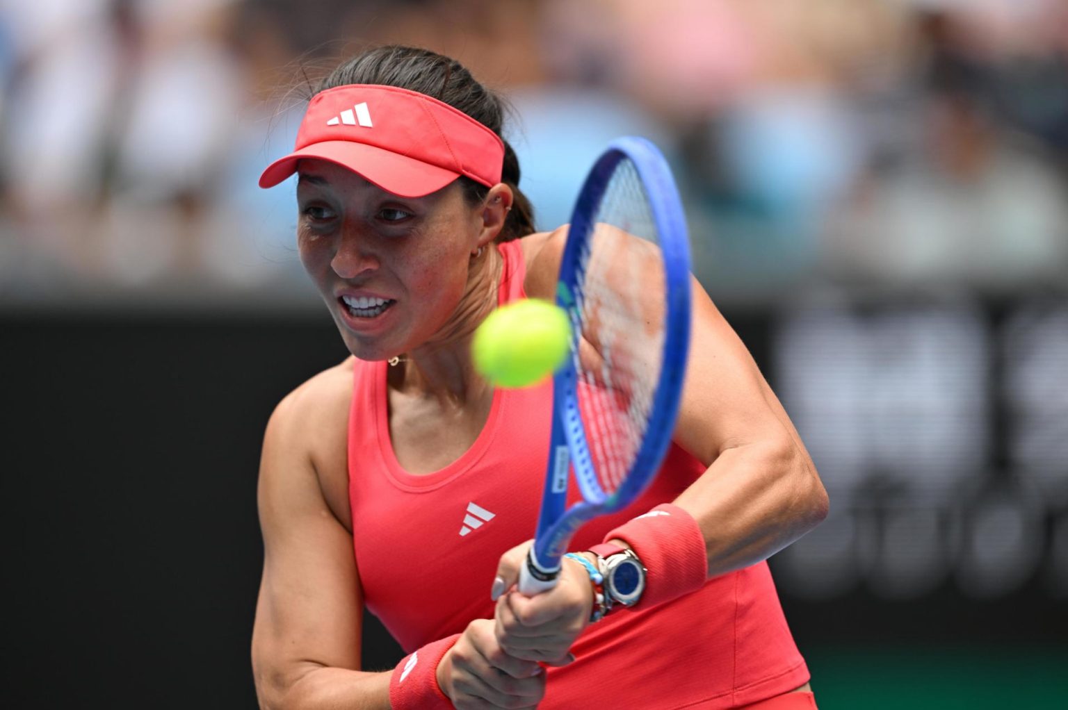 La séptima favorita del Abierto de Australia, la estadounidense Jessica Pegula, ganó este miércoles, por primera vez en su carrera, a la belga Elise Mertens (6-4 y 6-2) y se situó en la tercera ronda del Abierto de Australia. EFE/EPA/LUKAS COCH