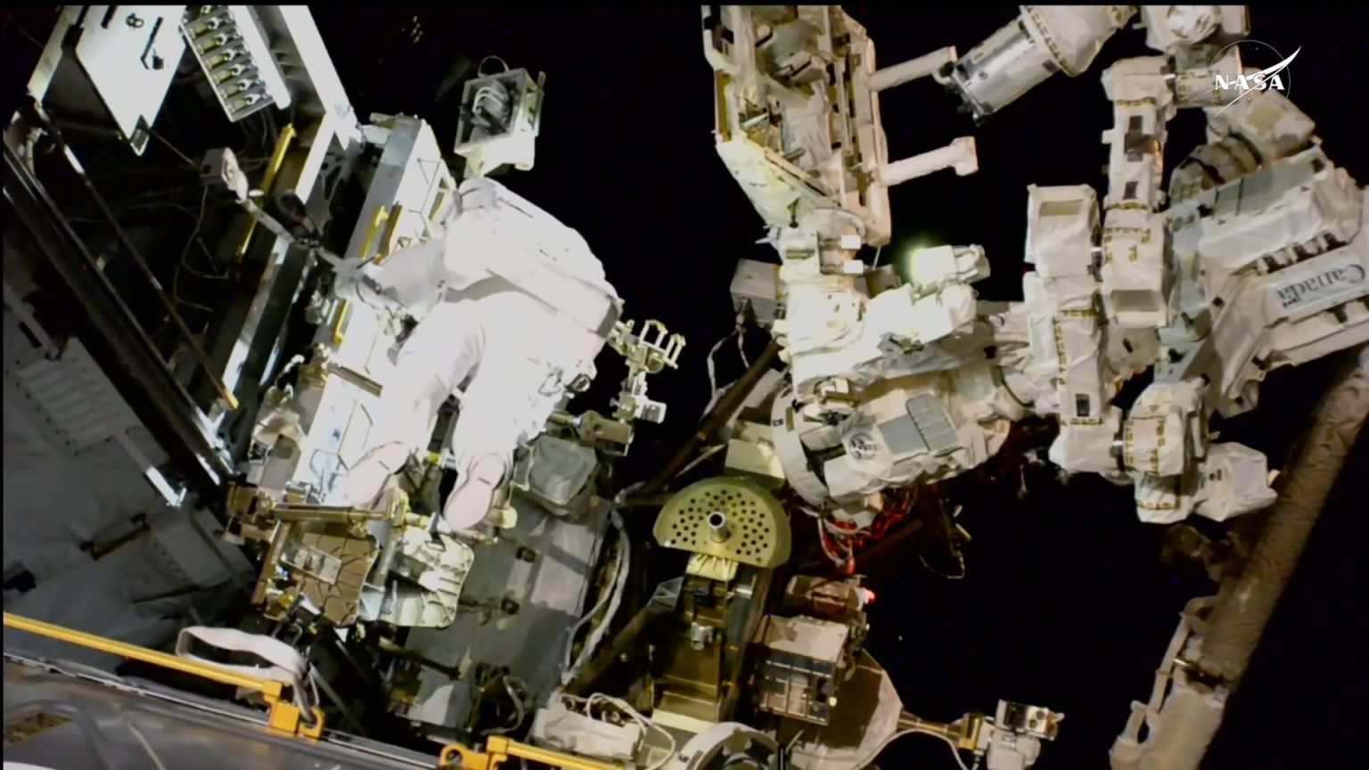 Captura de pantalla de la transmisión realizada por la NASA de la caminata espacial donde se observa a la astronauta Suni Williams mientras reemplaza un reflector planar en las afueras de la nave espacial tripulada SpaceX Dragon. EFE/NASA /SOLO USO EDITORIAL /NO VENTAS /SOLO DISPONIBLE PARA ILUSTRAR LA NOTICIA QUE ACOMPAÑA /CRÉDITO OBLIGATORIO