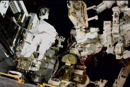 Captura de pantalla de la transmisión realizada por la NASA de la caminata espacial donde se observa a la astronauta Suni Williams mientras reemplaza un reflector planar en las afueras de la nave espacial tripulada SpaceX Dragon. EFE/NASA /SOLO USO EDITORIAL /NO VENTAS /SOLO DISPONIBLE PARA ILUSTRAR LA NOTICIA QUE ACOMPAÑA /CRÉDITO OBLIGATORIO