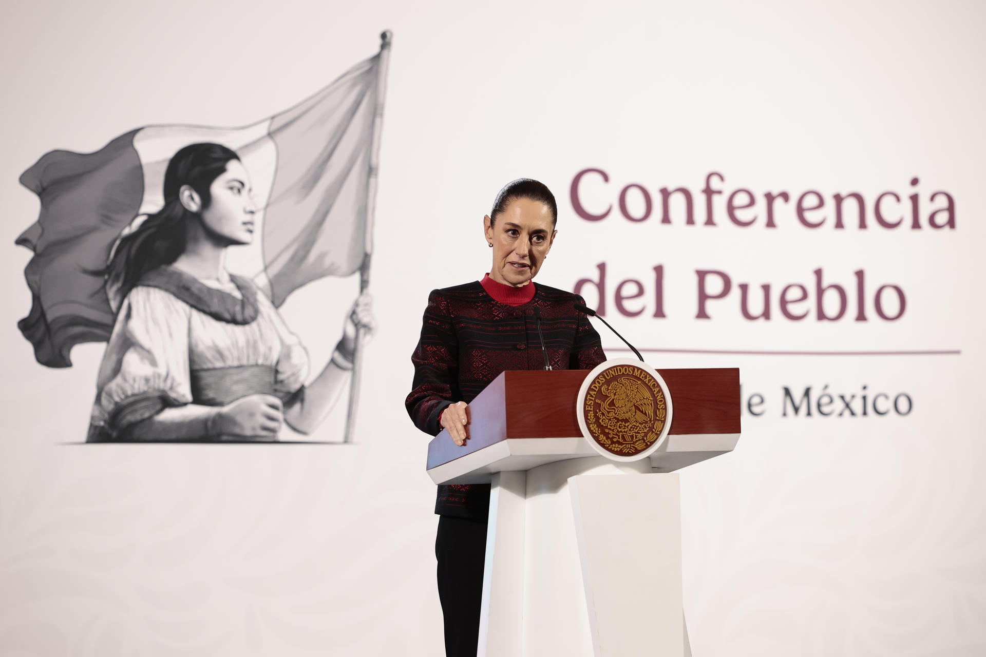 La presidenta de México, Claudia Sheinbaum, habla durante su conferencia de prensa matutina este miércoles, en el Palacio Nacional en la Ciudad de México (México). EFE/ José Méndez
