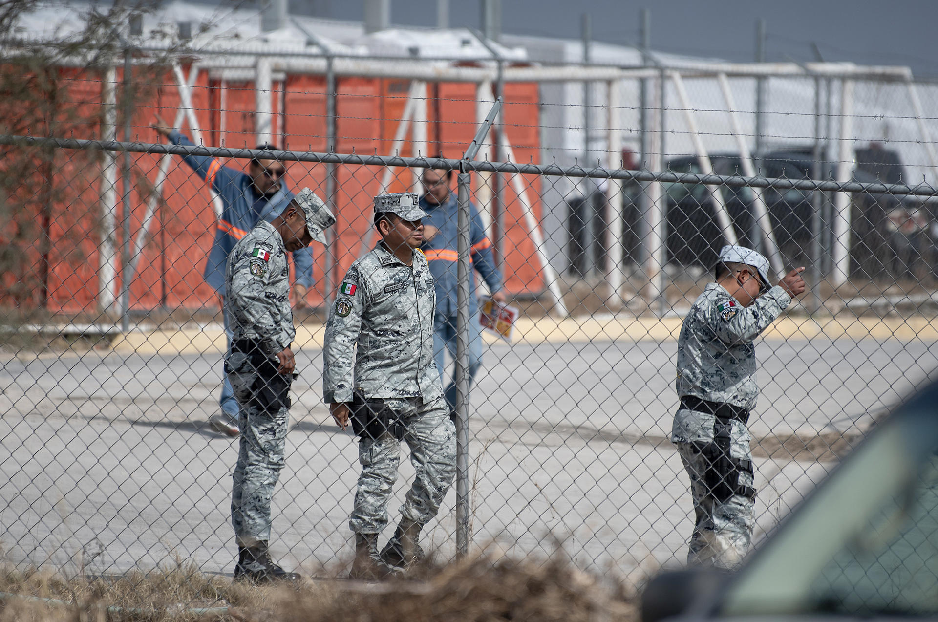 Personal de la Guardia Nacional (GN) resguardan un albergue temporal para migrantes este miércoles, en el Gimnasio Alianza del municipio El Carmen en Nuevo León (México). EFE/ Miguel Sierra
