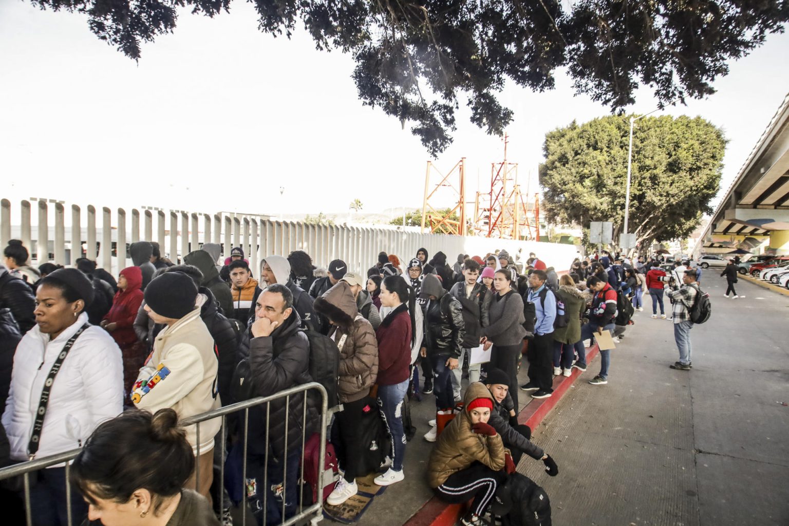 Migrantes permanecen varados ayer lunes, en el puerto fronterizo de El Chaparral, en Tijuana (México). EFE/ Joebeth Terríquez