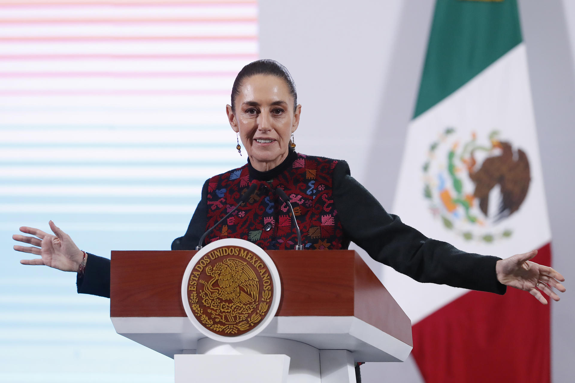 La presidenta de México, Claudia Sheinbaum, reacciona durante una rueda de prensa este miércoles, en Palacio Nacional de la Ciudad de México (México). EFE/ Mario Guzmán
