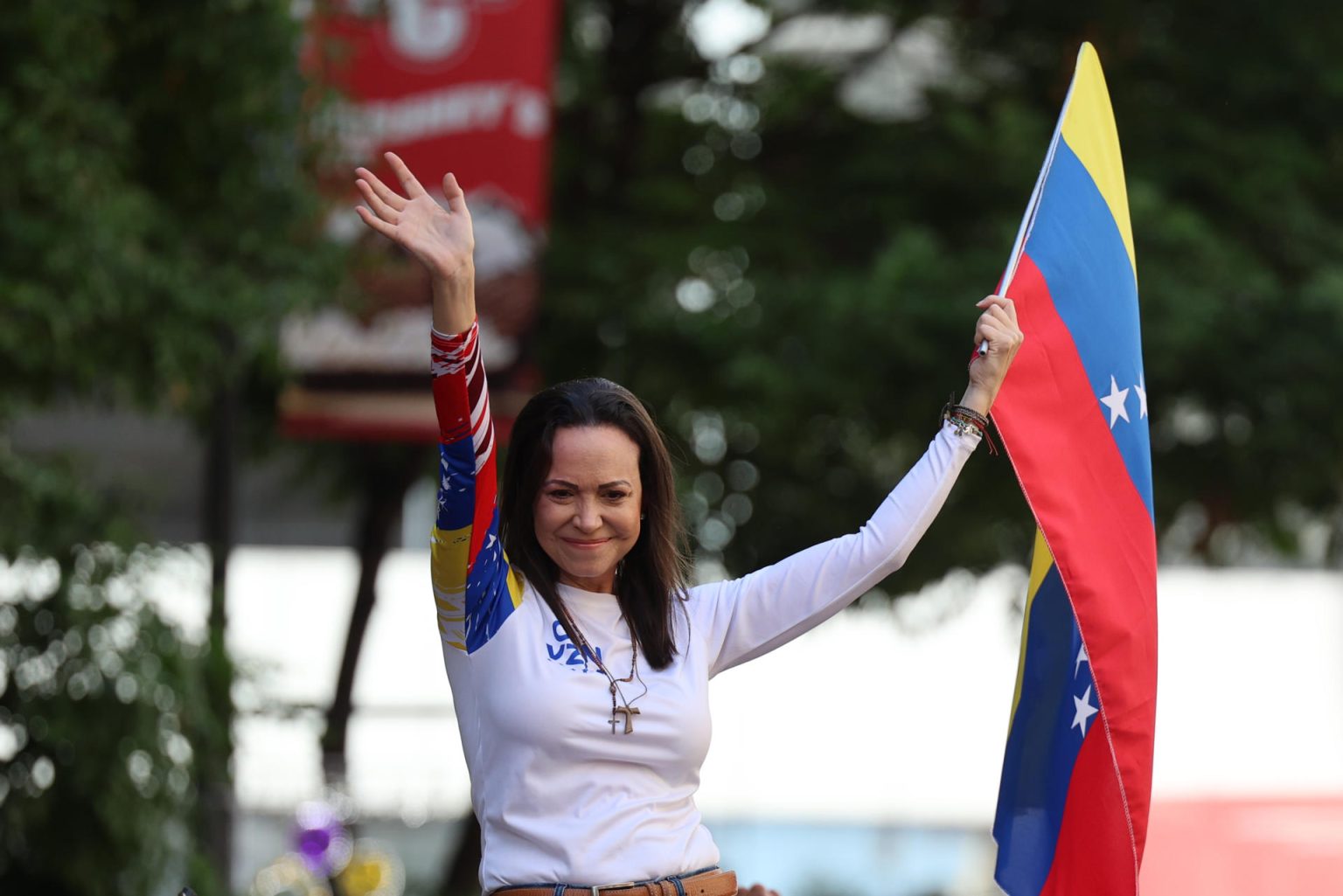 La líder antichavista María Corina Machado saluda a sus seguidores este jueves, en una manifestación en Caracas (Venezuela). EFE/ Miguel Gutiérrez