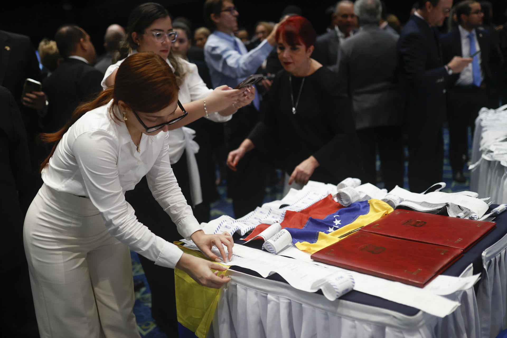 Una mujer acomoda actas electorales presentadas por el líder opositor venezolano Edmundo González Urrutia este miércoles, en la Ciudad de Panamá (Panamá). EFE/ Bienvenido Velasco
