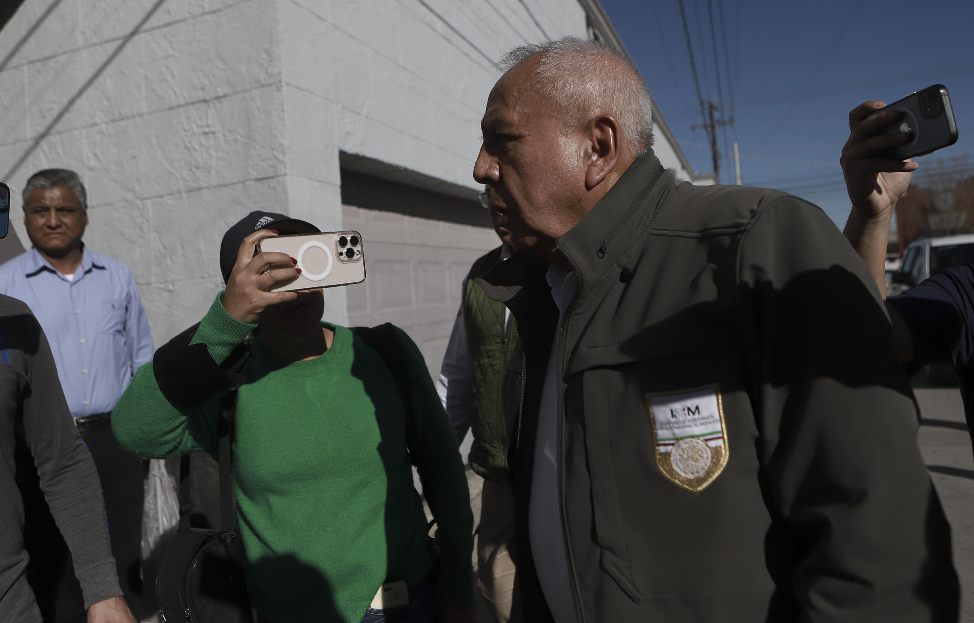 El titular del Instituto Nacional de Migración (INM), Francisco Garduño Yáñez, acudió este jueves al velorio del agente Luis Alberto Olivas, quien presuntamente fue privado de la vida por dos migrantes extranjeros en Ciudad Juárez (México). EFE/ Luis Torres
