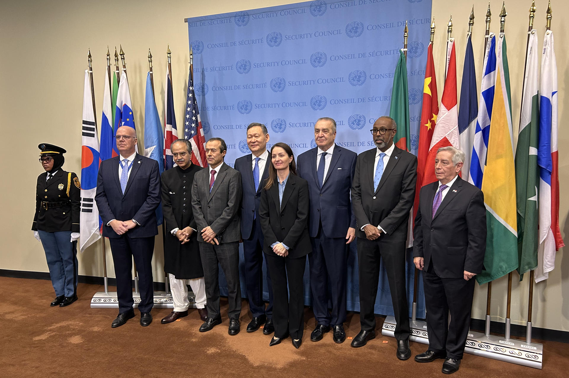 El embajador de Panamá ante la ONU, Eloy Alfaro de Alba (d), participa durante una ceremonia del Consejo de Seguridad junto a representantes de los otros cuatro nuevos miembros no permanentes del Consejo, Grecia, Dinamarca, Pakistán y Somalia, este jueves en Nueva York (Estados Unidos). EFE/ Javier Otazu
