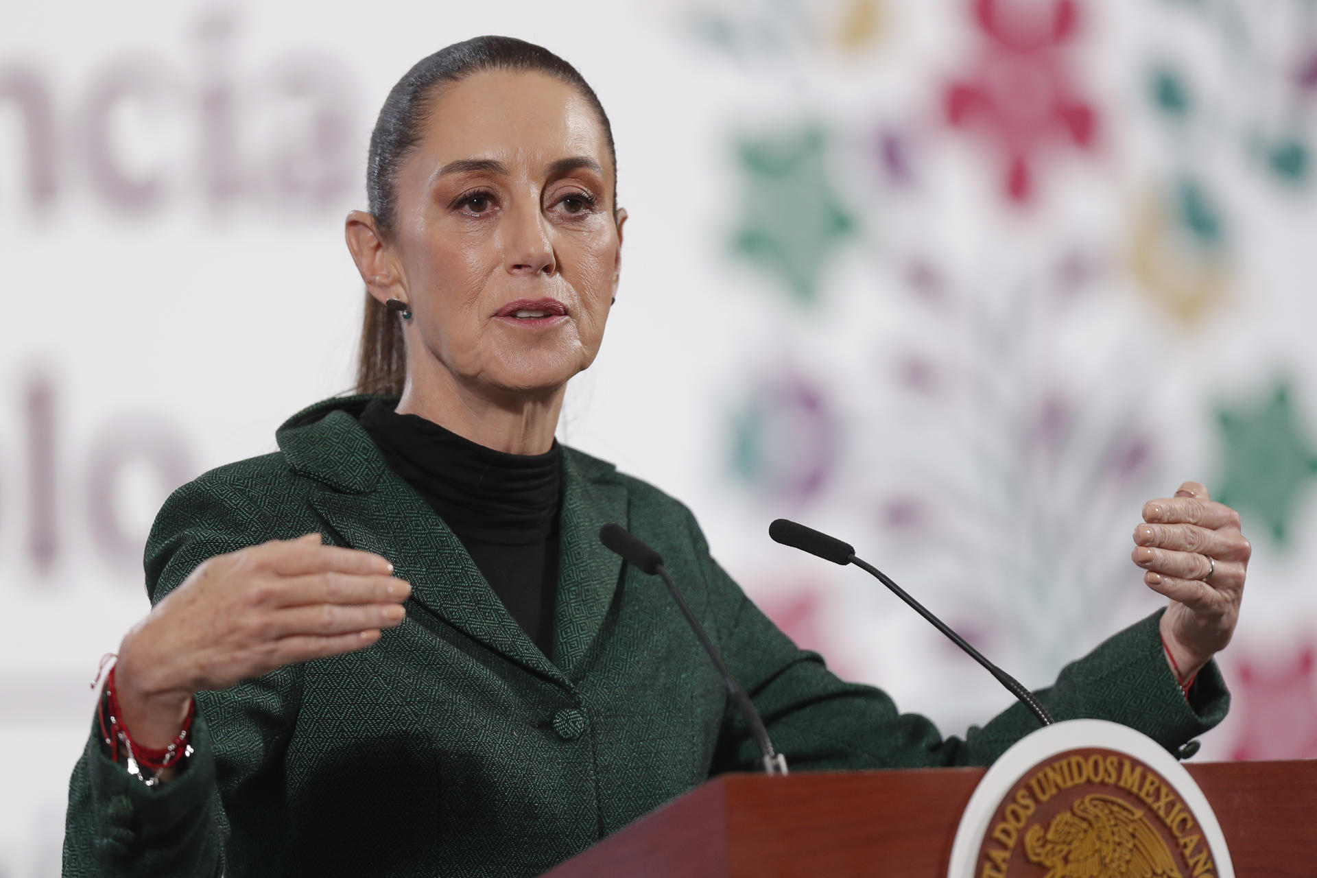 La presidenta de México, Claudia Sheinbaum, participa este jueves en una rueda de prensa en Palacio Nacional de la Ciudad de México (México). EFE/ Isaac Esquivel
