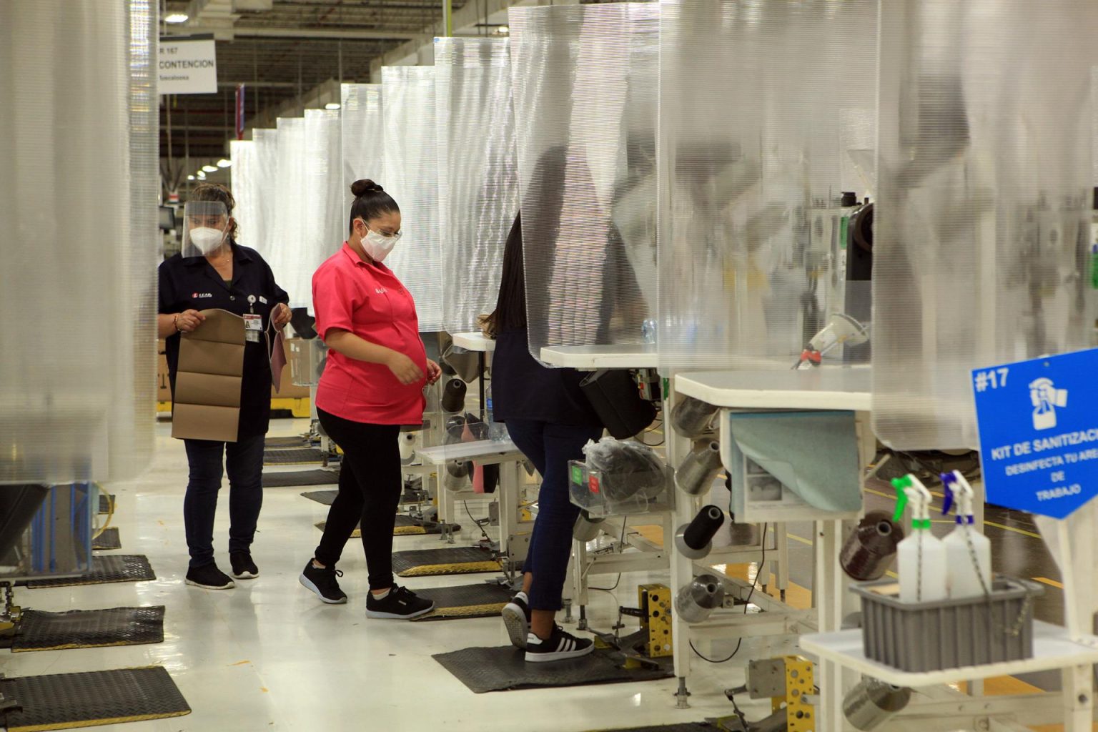 Fotografía de archivo que muestra a empleadas mientras trabajan en una fábrica de maquila, en Ciudad Juárez, estado de Chihuahua (México). EFE/ Luis Torres