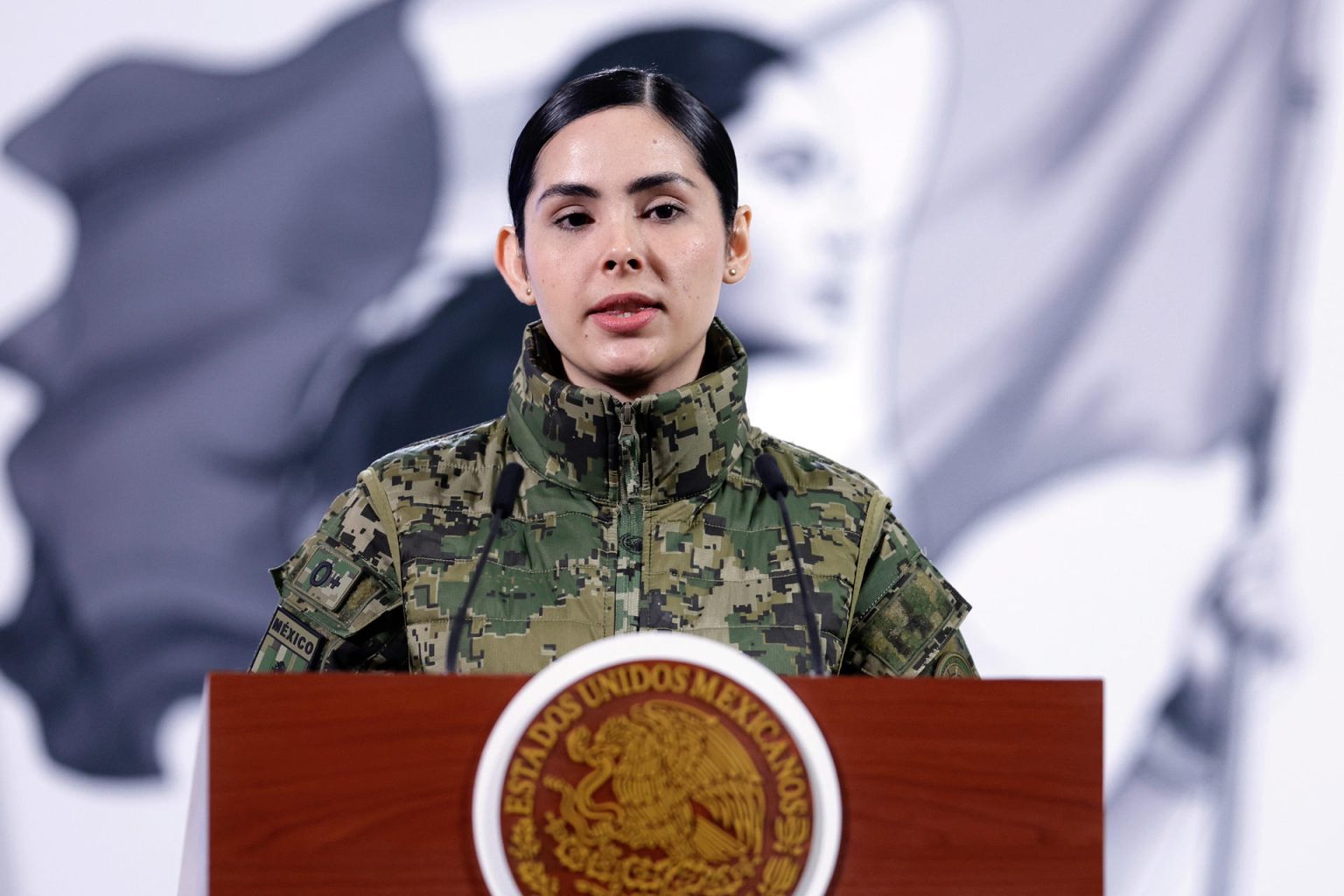 Juana Peñaloza, química analista de precursores en campo de la Secretaría de Marina, habla durante una rueda de prensa este jueves, en el Palacio Nacional de Ciudad de México (México). EFE/ Sáshenka Gutiérrez