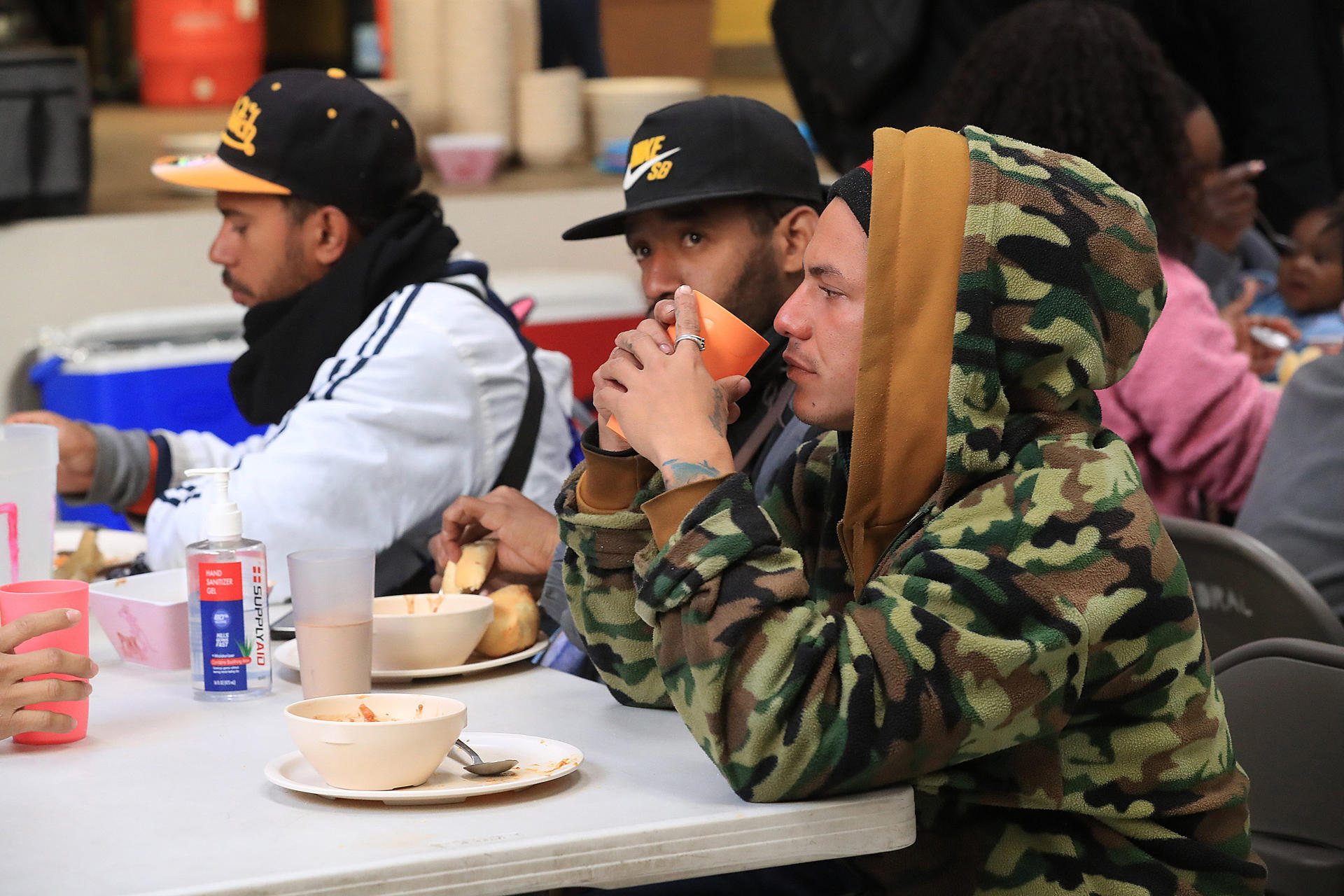 Migrantes comen en un albergue este jueves, en Ciudad Juárez (México). EFE/ Luis Torres
