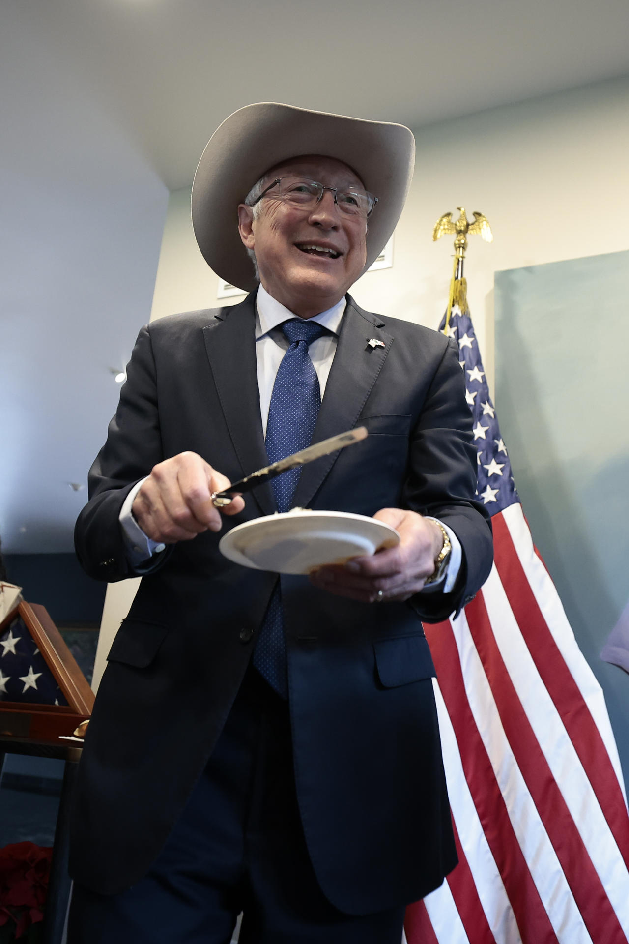 El embajador de Estados Unidos en México, Ken Salazar partió la tradicional Rosca de Reyes, durante una rueda de prensa este lunes en la Ciudad de México (México). EFE/ José Méndez
