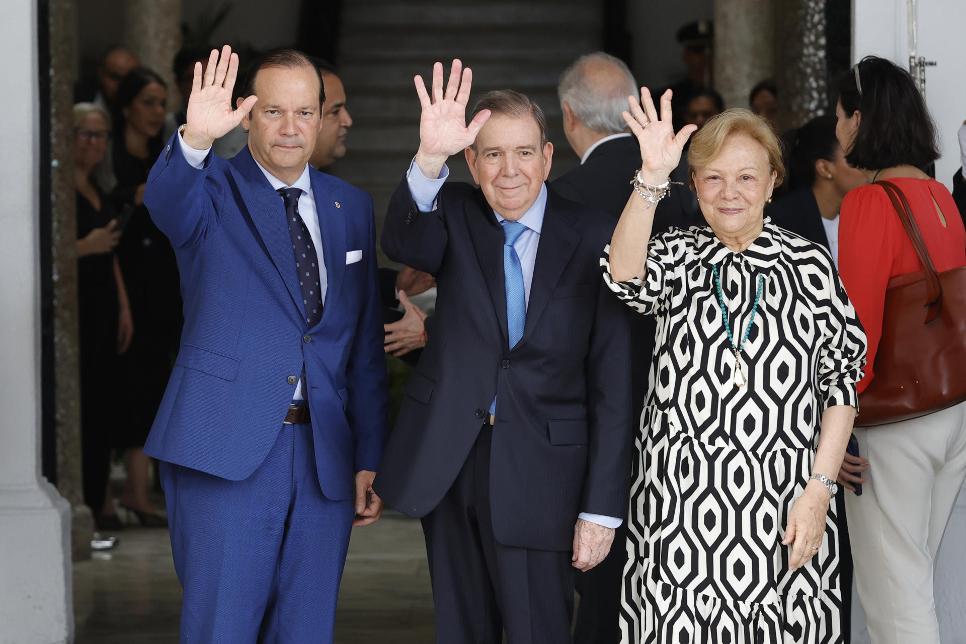 El canciller panameño Javier Martínez-Acha (i) saluda junto al líder opositor venezolano Edmundo González Urrutia (c) y su esposa Mercedes López este miércoles, a su llegada al Palacio de las Garzas (sede de Gobierno) en la Ciudad de Panamá (Panamá). EFE/ Bienvenido Velasco
