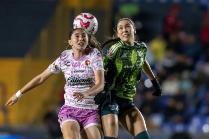 Greta Espinoza (d) de Tigres disputa el balón con Mariana Munguia de Tijuana, durante el partido de la primera jornada del Torneo Clausura femenino de México jugado en el Estadio Universitario, en Monterrey. EFE/ Miguel Sierra