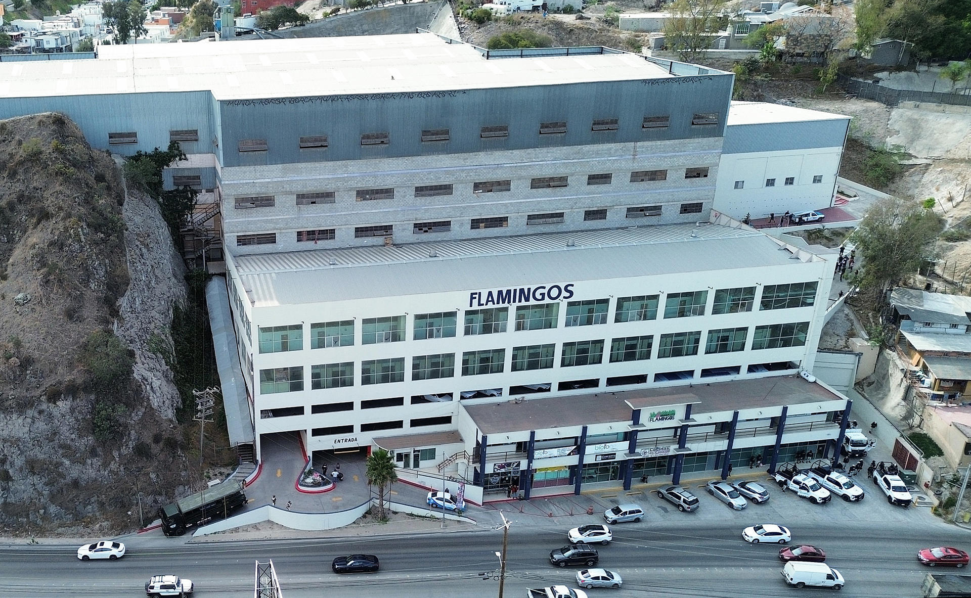 Fotografía aérea este jueves, de un centro comercial que se habilitara como albergue para migrantes deportados en la ciudad de Tijuana en Baja California (México). EFE/ Joebeth Terríquez
