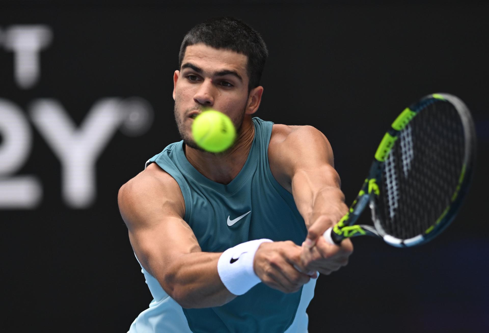 El español Carlos Alcaraz, tercer favorito del Abierto de Australia, ofreció este miércoles su set más rápido en torneos de Grand Slam durante su contundente victoria por 6-0, 6-1 y 6-4 sobre el japonés Yoshihito Nishioka. EFE/EPA/LUKAS COCH
