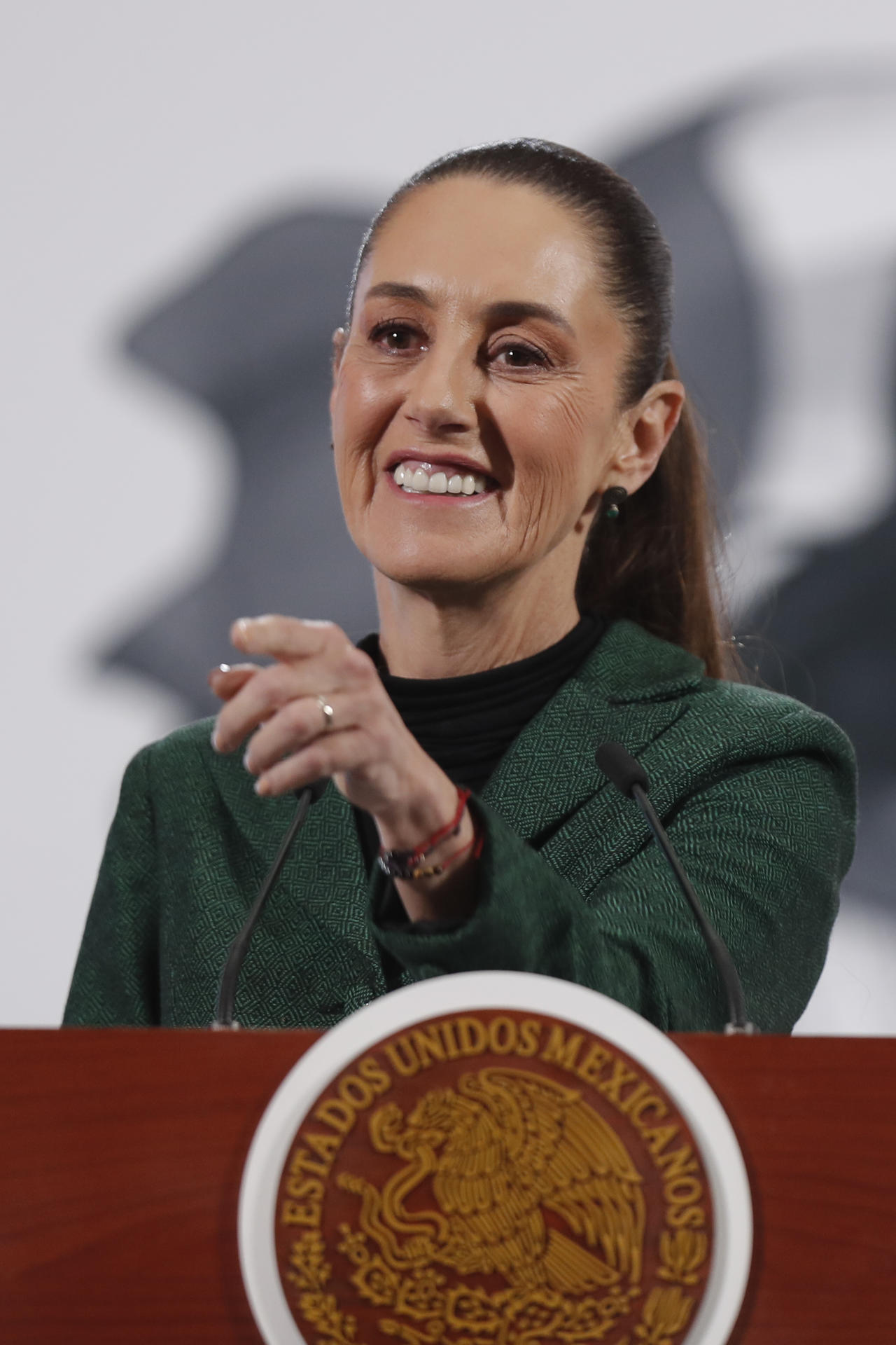 La presidenta de México, Claudia Sheinbaum, participa este jueves en una rueda de prensa en Palacio Nacional de la Ciudad de México (México). EFE/ Isaac Esquivel
